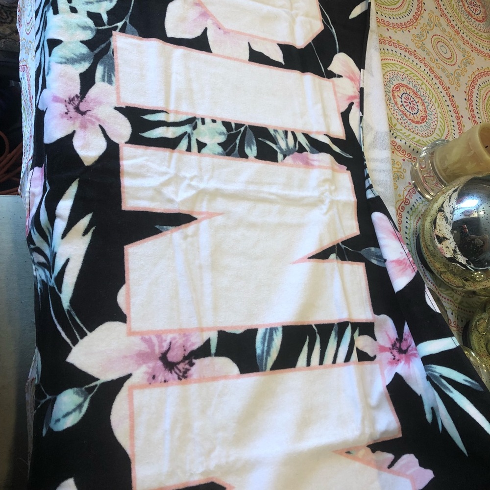 BNIP PinkVS Black Floral Beach Towel/Wrap - Picture 4 of 7